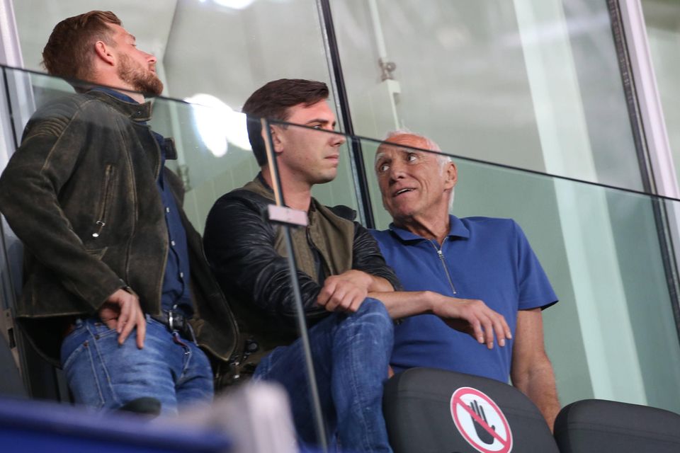 Red Bull-Gründer Dietrich Mateschitz (rechts) neben seinem Sohn Mark (Mitte). Nach dem Tod des Seniors könnte Mark Mateschitz an die Konzernspitze rücken – doch es gibt Bedenken seitens des Joint-Venture-Partners