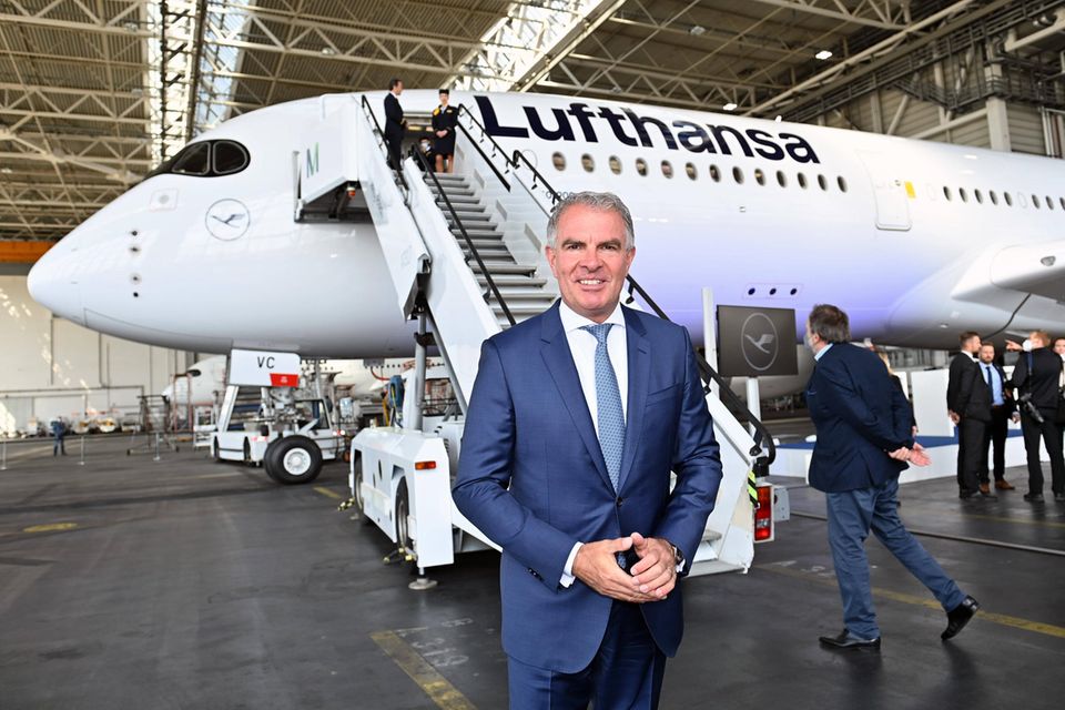 Carsten Spohr posiert vor dem Lufthansa Jet München