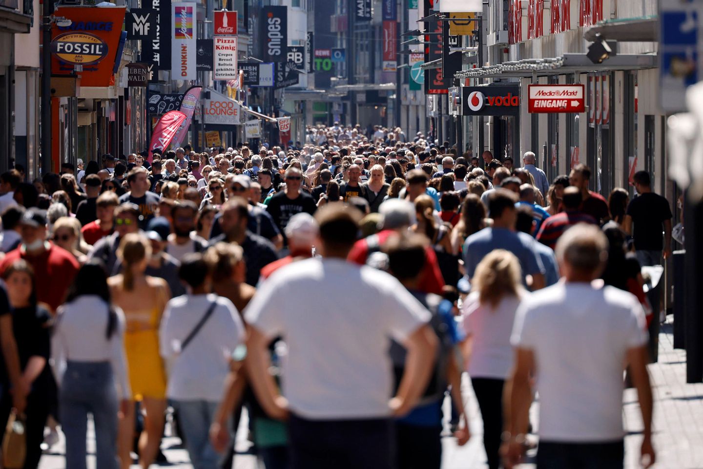 Noch tümmeln sich Passanten in der beliebtesten Einkaufsstraße Kölns