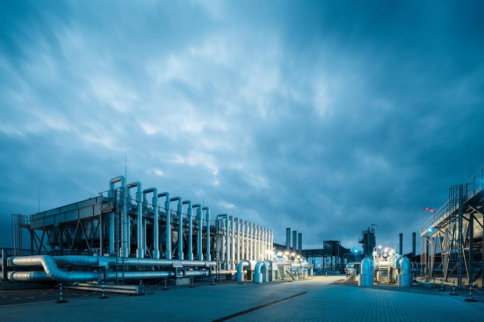 Im Speicherkomplex von Etzel findet sich dem Ranking zufolge auch die bundesweit drittgrößte Anlage ihrer Art. Etzel-ESE verfügt demnach über ein Volumen von 1,9 Milliarden Kubikmeter. Eigentümer der Kaverne ist wiederum die Investmentgesellschaft Patrizia, Betreiber des Gasspeichers Uniper Energy Storage.