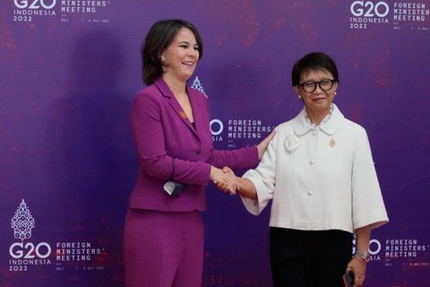 Bundesaußenmnisterin Annalena Baerbock (l.) und ihre indonesische Kollegin Retno Marsudi begrüßen sich