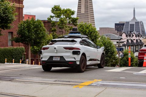 Ein Waymo-Testfahrzeug vom Typ Jaguar I-Pace in der Innenstadt von San Francisco