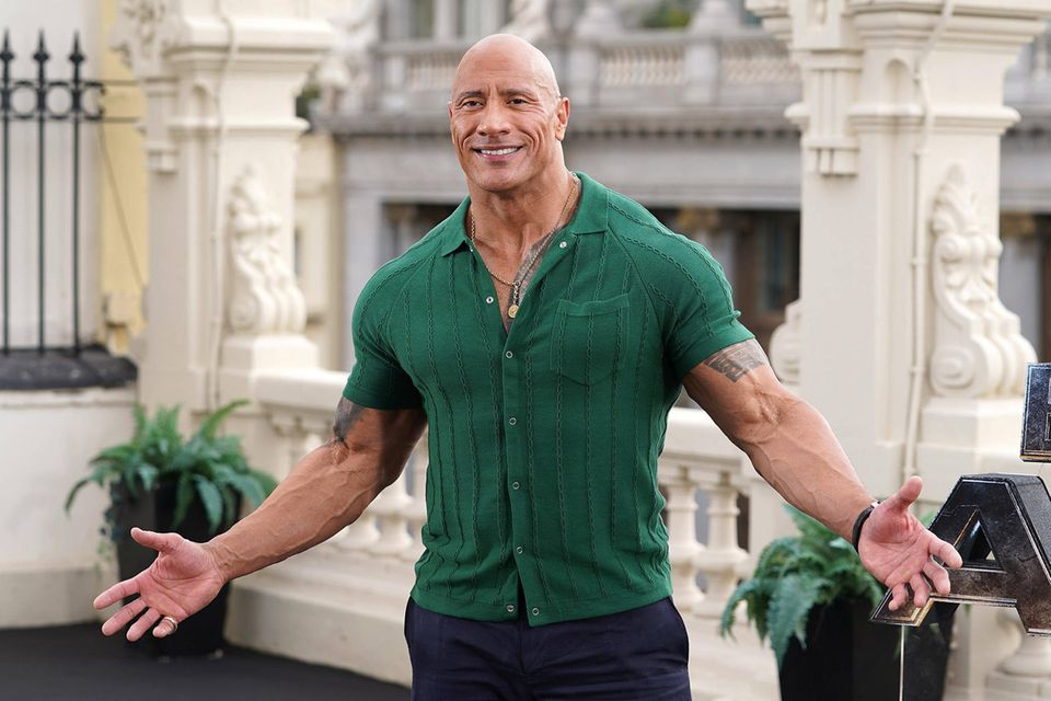 Dwayne Johnson Mit einer zumindest auf der Leinwand ganz neuen Rolle schafft es hingegen Dwayne Johnson auf Platz fünf. Er verkörpert in der DC-Comics-Adaption „Black Adam“ den neuen Superhelden im Kino-Universum um Batman, Superman und Wonder Woman. Die Gage über 23 Mio. US-Dollar ist laut „Variety“ erst der Anfang. Der geschäftstüchtige Hauptdarsteller wird demnach einige Millionen zusätzlich für seine Rolle als Produzent sowie für reichweitenstarke Werbe-Posts in sozialen Netzwerken erhalten.