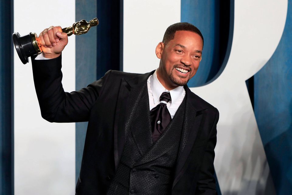 Will Smith Will Smith war eigentlich ganz oben in Hollywood angelangt. Für seine Rolle in „King Richard“ wurde der einstige „Prinz von Bel-Air“ bei den Oscars 2022 als bester Hauptdarsteller geehrt. Apple zahlte dem Star 35 Mio. Dollar für seine Beteiligung am Sklavendrama „Emancipation“. Das Schicksal des Films ist jedoch ungewiss, nachdem Smith mit dem Angriff auf Moderator Chris Rock bei der Oscar-Verleihung einen Hollywoodskandal sondergleichen ausgelöst hat.