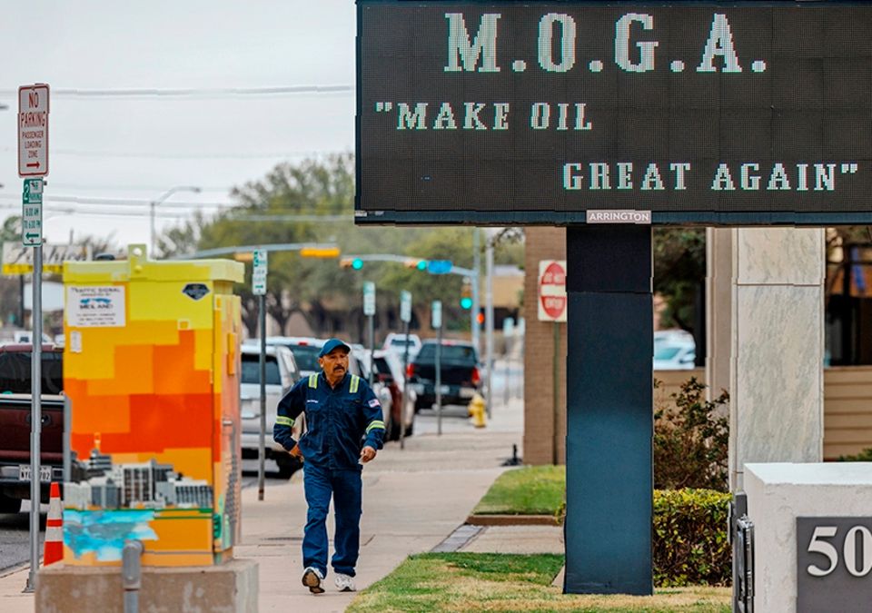Ein Werbeschild mit klarer politischer Anspielung im texanischen Städtchen Midland Ein Werbeschild mit klarer politischer Anspielung im texanischen Städtchen Midland