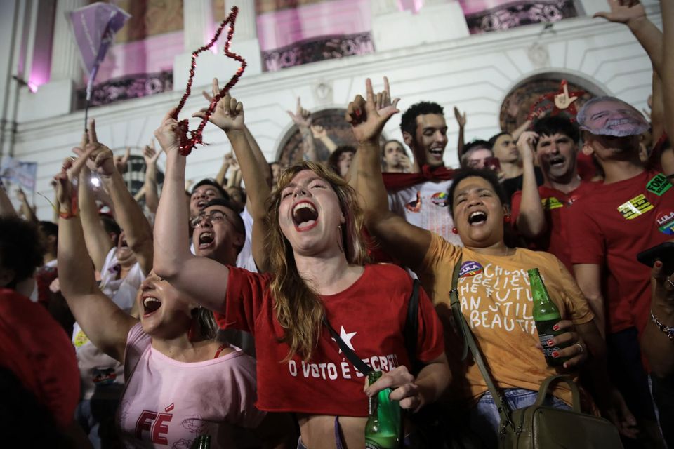 Menschen in Brasilien feiern den Sieg von Lula da Silva bei den Präsidentschaftswahlen