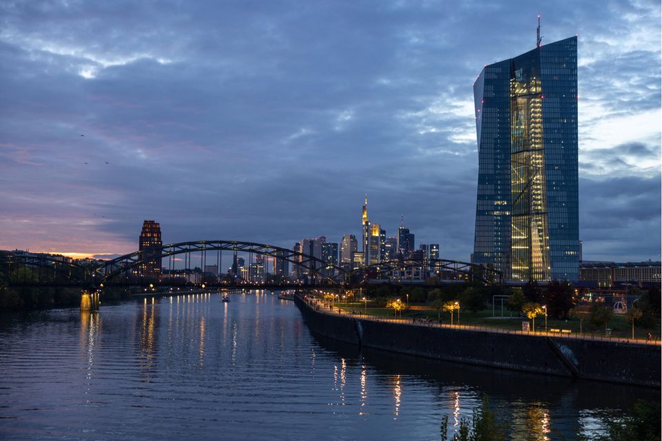 EZB-Gebäude in Frankfurt: Die Notenbanker wollen die Inflation mit steigenden Leitzinsen bekämpfen
