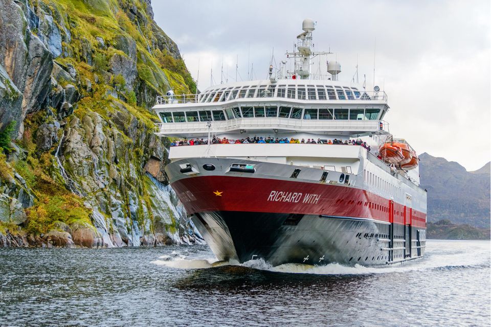 Beim Spitzenreiter des Rankings, Hurtigruten Norway, gibt es nach Ansicht des Nabu wenig Grund zur Freude. Die norwegische Postschifflinie kam mit 8,5 Zählern und damit weniger als der Hälfte der Höchstpunktzahl auf Platz eins des Rankings 2022. Sie hat aber laut Nabu als einzige Kreuzfahrtreederei die 50-Prozent-Marke bei den Maßnahmen zur Emissionsminderung erreicht. Schlusslicht des Rankings war mit null Punkten Marella Cruises, eine Tochter der TUI Group.