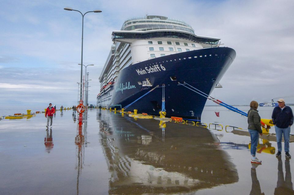 #5 TUI Cruises Der deutsche Kreuzfahrtanbieter TUI Cruises findet sich im Mittelfeld des Klima-Rankings. Er erhielt vom Nabu 7,0 von 17,0 möglichen Punkten. Die Kreuzfahrtgesellschaft ist ein Joint Venture der TUI AG mit Royal Caribbean Cruises. Bei dem Ranking wurden unter anderem diese Faktoren bewertet: Einstellung von Schwerölnutzung, Etablierung einer firmeneigenen Klimastrategie, Einsatz von Landstrom und Rußpartikelfiltern.