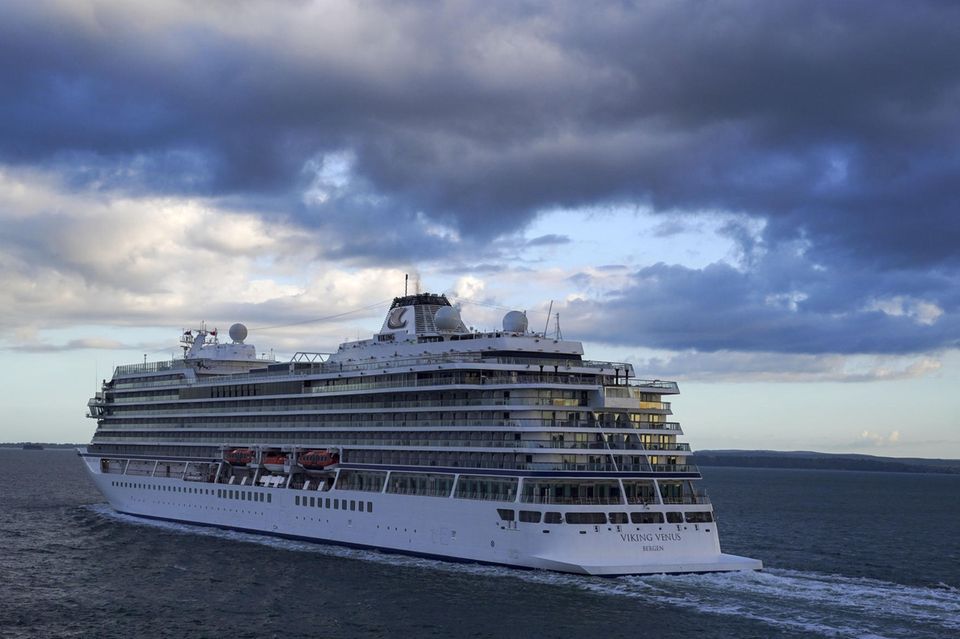 Viking Ocean Cruises bekam von den Naturschützern 5,0 Punkte zugesprochen. Das bedeutete für die Schweizer Reederei den siebten Platz. Die Ergebnisse des Rankings zeigen laut Nabu, dass Umwelt- und Klimaschutz bei den Kreuzfahrtunternehmen immer noch nicht Priorität genießen. „Schweröl ist weiterhin der Treibstoff der Wahl für das Gros der Bestandsflotten. Nur wenige wirklich zukunftstaugliche Projekte sind in der Planung und Umsetzung“, kritisierte der Verein.