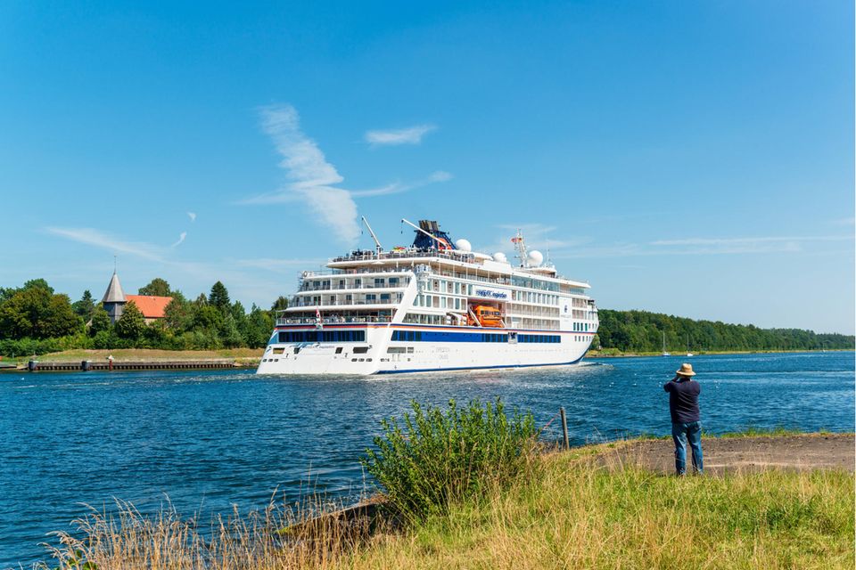 Ein deutsches Unternehmen findet sich auch auf Platz drei des Rankings. Hapag-Lloyd Cruises aus Hamburg bekam vom Nabu 7,5 Punkte zugesprochen. Auf dasselbe Ergebnis kam der französische Mitbewerber Ponant. „Die Ergebnisse zeigen auch, dass von den Unternehmen vor allem schöne Worte und Ankündigungen kommen, bislang aber nur wenig konkret umgesetzt wird, um die Situation zu verbessern“, monierte der Nabu.