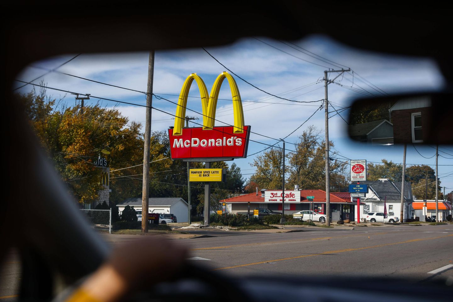 Ein Auto fährt an einem McDonald's-Restaurant vorbei