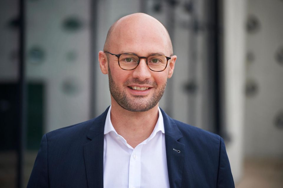 Sebastian Bayer ist Mitglied der Geschäftsführung von dm-Drogerie Markt. Er leitet das Ressort Marketing und Beschaffung und ist für über 299 Filialen verantwortlich. Zuvor arbeitete er für das Bundesministerium für Auswärtige Angelegenheiten in Wien und für die Lidl Stiftung, 2008 wechselte er zu dm. Er studierte Marketing, Management und Internationale Beziehungen in Wien.