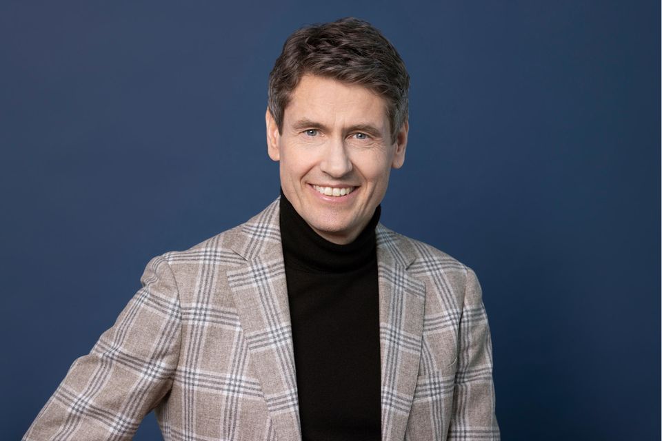 Jürgen Kornmann begann seine berufliche Laufbahn mit einer Ausbildung zum Bankkaufmann und studierte anschließend Publizistik, Englisch und Politik. Seine erste Pressesprecher-Tätigkeit startete er beim Deutschen Zentrum für Luft- und Raumfahrt. Er war unter anderem für den Volkswagen-Konzern und den Zughersteller Bombardier Transportation tätig. Jürgen Kornmann leitete viele Jahre die Kommunikation für den gesamten Personenverkehr der Deutschen Bahn und verantwortet seit 2019 die Bereiche Marketing und PR des DB-Konzerns. 