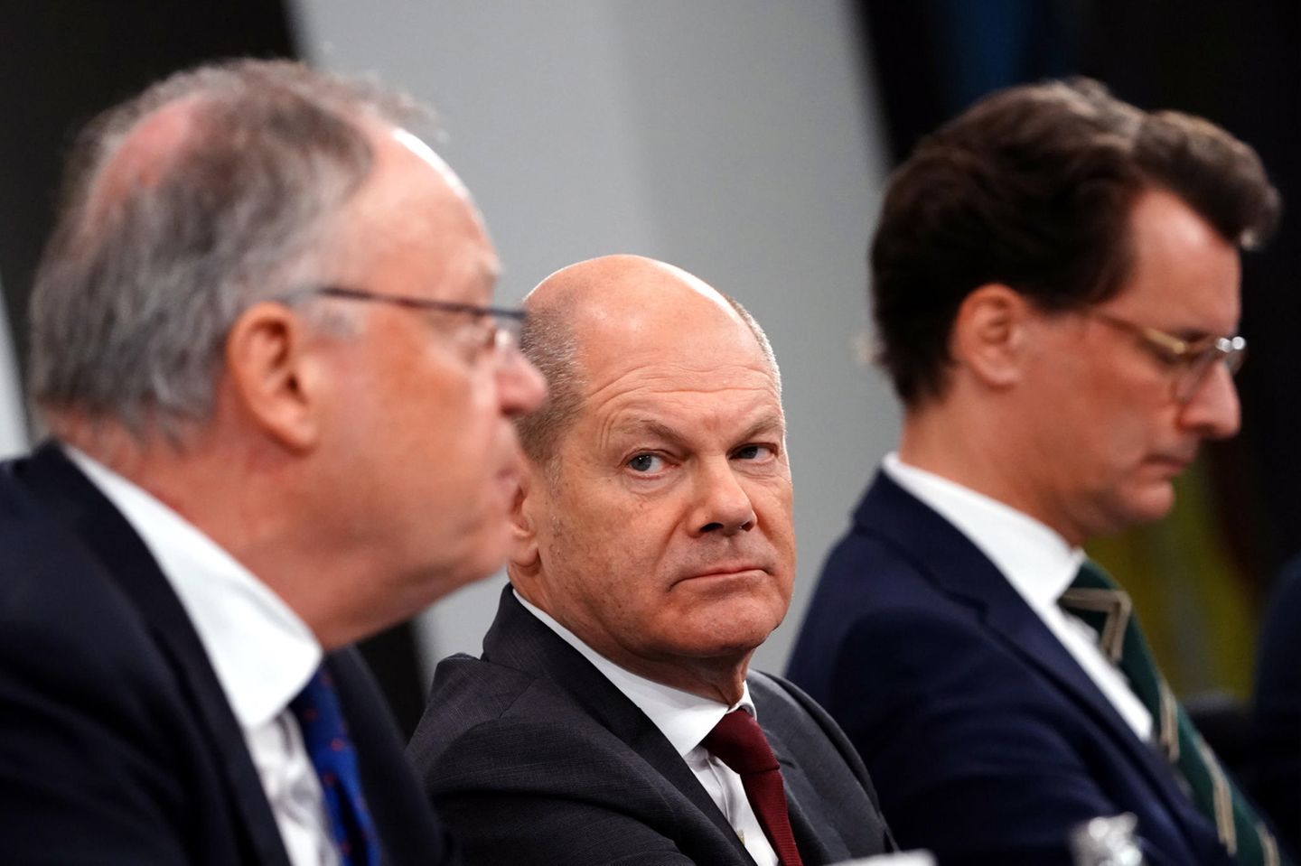 Niedersachsens Ministerpräsident Weil, Kanzler Scholz und NRW-Regierungschef Wüst bei einer Preissekonferenz