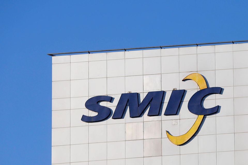 Die chinesische Zentralregierung pusht die heimische Produktion von Computerchips seit Jahrzehnten. 2000 wurde in Shanghai die Semiconductor Manufacturing International Corporation (SMIC) gegründet. Der Umsatz stieg den Angaben zufolge 2021 von 3,9 auf 5,4 Mrd. Dollar. „Insgesamt besitzen die fünf umsatzstärksten Foundries einen Marktanteil von etwa 90 Prozent“, teilte Statista mit.