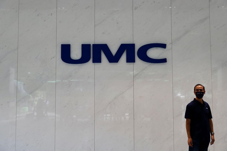 Die United Microelectronics Corporation war 1980 der erste Halbleiterhersteller in Taiwan. 2021 rangierte er gemessen am Umsatz von 7,7 Mrd. Dollar (Vorjahr: 6,1 Mrd. Dollar laut Statista weltweit auf Platz drei unter den Foundries.