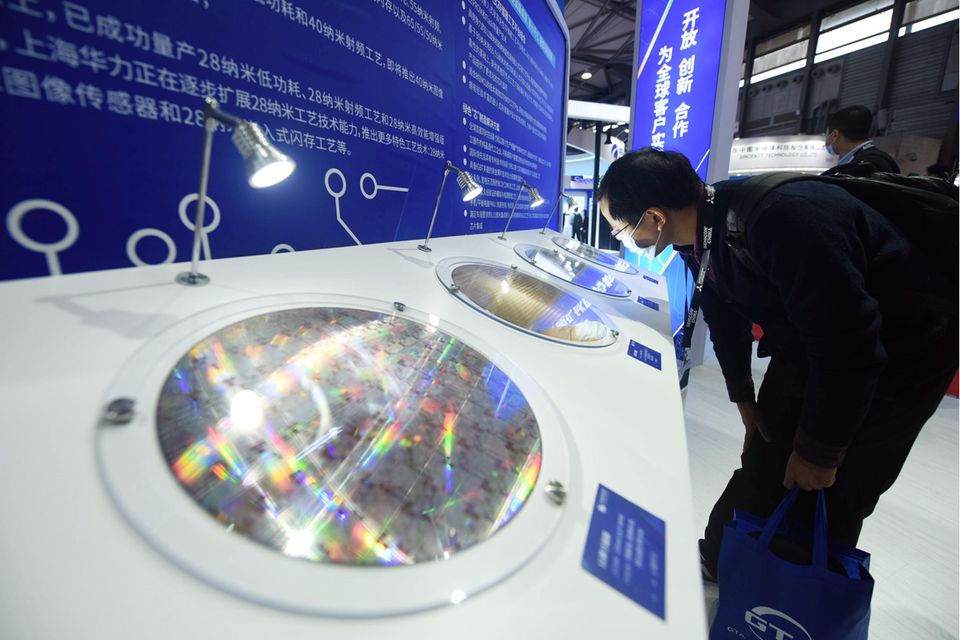 Die Huahong Grace Semiconductor Manufacturing Corporation belegte im Statista-Ranking mit einem Jahresumsatz von zuletzt 1,6 Mrd. Dollar ebenfalls Platz acht. Das chinesische Unternehmen aus Shanghai hatte demnach 2020 noch 1,0 Mrd. Dollar verbucht.