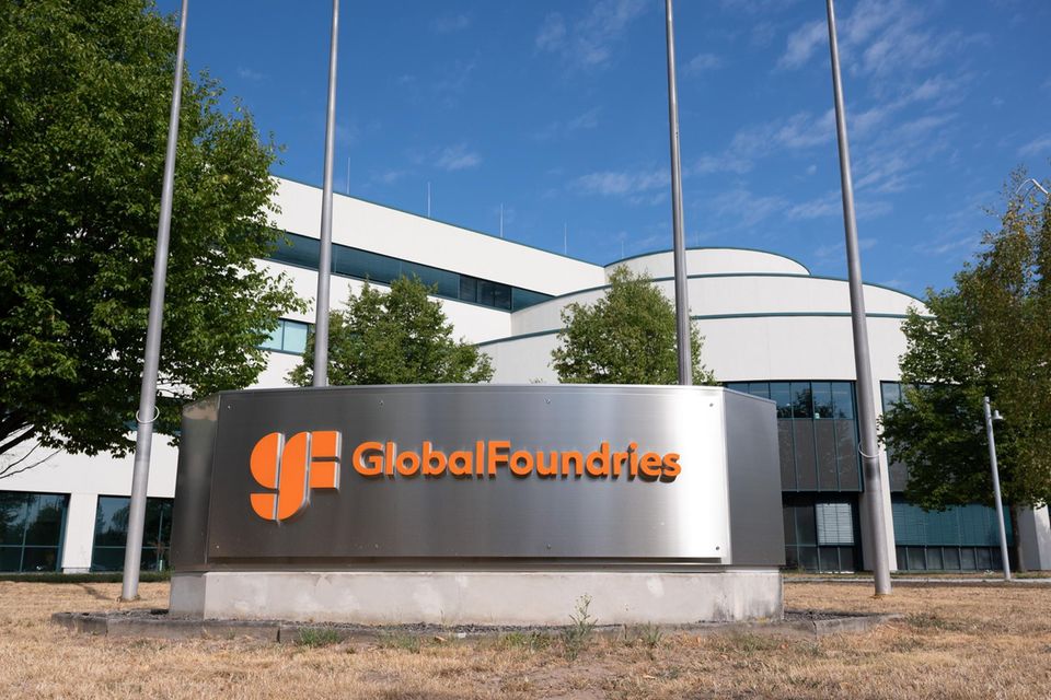 Nur ein Chipproduzent aus dem Westen hat es in die globalen Top 8 geschafft. Globalfoundries entstand 2009 als Ausgründung des Halbleiterherstellers AMD. Der Firmensitz liegt im US-Bundesstaat New York. Das Foundry lag mit 6,6 Mrd. Dollar auf Platz vier des Rankings (Vorjahr: 4,2 Mrd. Dollar). „Um die Marktstellung US-amerikanischer Chipproduzenten auszubauen, hatte der US-Kongress im Juli den CHIPS for America Act verabschiedet, der der Industrie zusätzliche finanzielle Mittel zur Produktion und Forschung bereitstellen soll“, schrieb Statista.