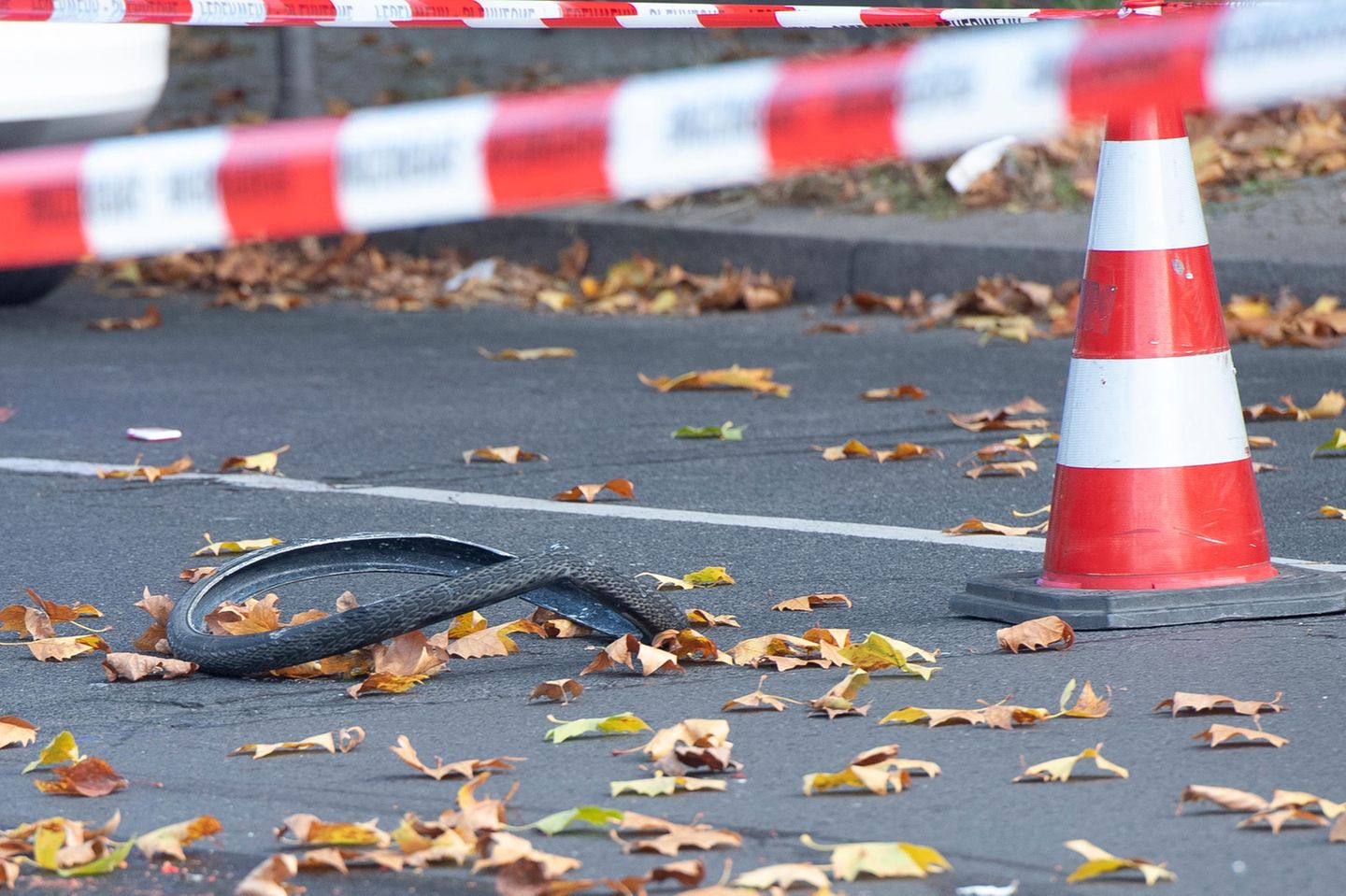 Ein verbogener Fahrradreifen liegt auf der Straße an der Unfallstelle im Berliner Stadtteil Wilmersdorf 