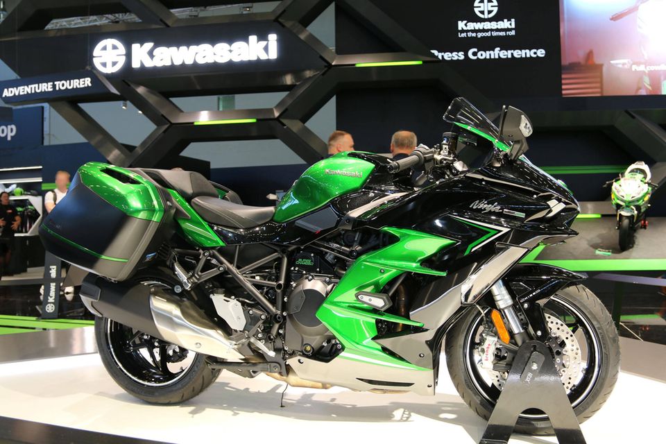 Bei Frauen deutlich beliebter waren 2021 auch Motorräder der Marke Kawasaki. Sie erzielten unter Kundinnen von Check24 einen Anteil von 12,7 Prozent und landeten bei ihnen auf Platz drei der beliebtesten Marken. Bei den Männern waren es lediglich 9,8 Prozent und Platz fünf. Insgesamt kam der japanische Hersteller auf 10,1 Prozent und Platz fünf. Kawasaki gehört zum gleichnamigen Schwerindustrie-Konzern aus Kobe.