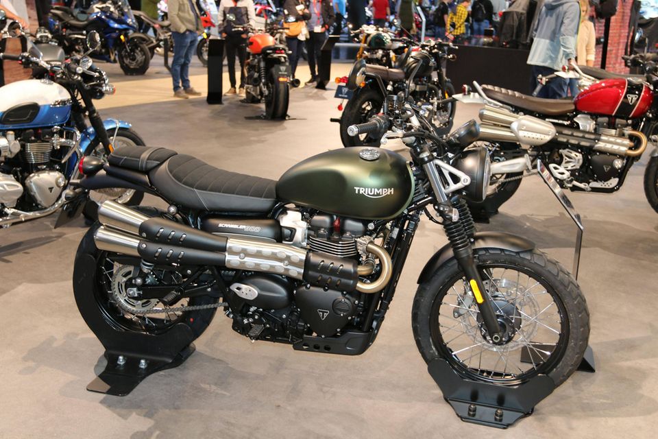 Motorräder werden hierzulande immer beliebter. Die Zahl der Zulassungen stieg laut Check24 seit 2017 um knapp elf Prozent. „Ein Grund sind neue Regeln für den Motorradführerschein. Seit 2020 dürfen Verbraucher*innen, die einen Autoführerschein besitzen, nach ein paar zusätzlichen Fahrstunden 125er Motorräder fahren. Eine Prüfung ist nicht mehr notwendig“, erklärte das Vergleichsportal die gestiegene Popularität der Zweiräder. Auf Platz zehn der über Check24 abgeschlossenen Versicherungen für Motorräder lag die britische Traditionsmarke Triumph. Sie kam 2021 auf 2,8 Prozent aller Policen. Die Firma wurde 1884 von dem deutschen Auswanderer Siegfried Bettmann gegründet.