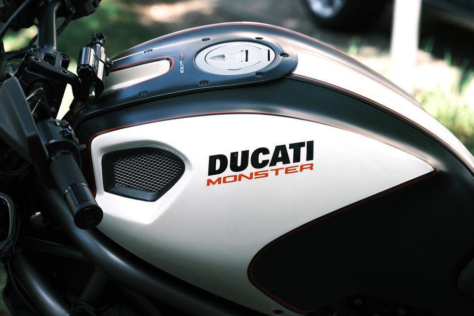 Ducati ist mittlerweile Teil des deutschen Volkswagen-Konzerns. Der Motorradhersteller mit Sitz in Bologna feiert 2026 seinen 100. Geburtstag. 2,9 Prozent aller über Check24 abgeschlossenen Motorradversicherungen entfielen auf Fahrzeuge des italienischen Fabrikanten.