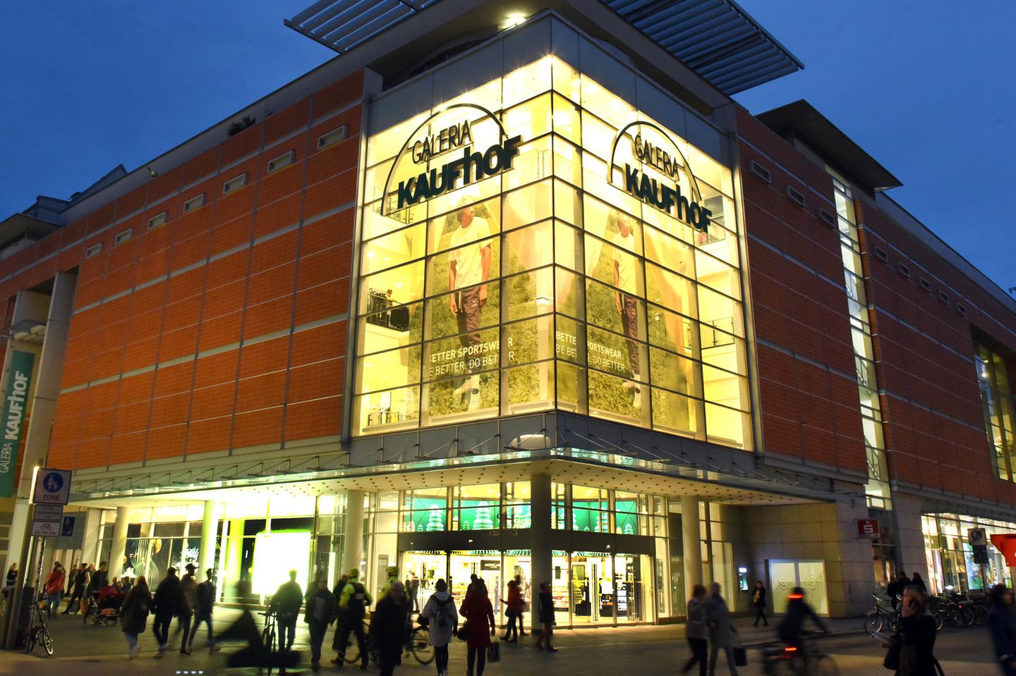 Menschen laufen vor dem Warenhaus Galeria Karstadt Kaufhof in der Innenstadt von Leipzig