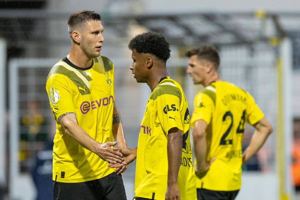 Zwei Spieler von Borussia Dortmund teilen sich im Ranking von „Transfermarkt.de“ zu den teuersten deutschen Fußballspielern mit jeweils 35 Mio. Euro den neunten Platz: Niklas Süle (l.) und Karim Adeyemi (M., Stand: 20. Oktober 2022). Beide deutschen Nationalspieler sind seit Juli 2022 bei dem Verein.