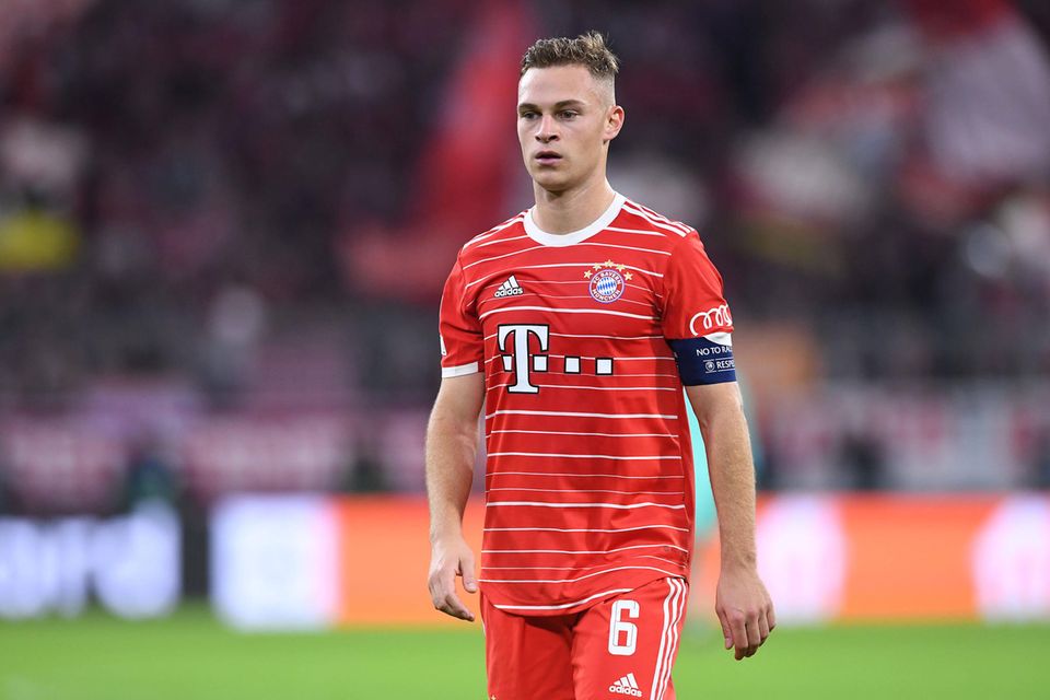 Wie könnte es anders sein: Die Spitze des Rankings der teuersten deutschen Fußballer ist fest in Bayern-Hand. Einer der beiden Spitzenreiter mit jeweils 80 Mio. Euro Marktwert ist Joshua Kimmich. Derzeit wird über einen Wechsel des 26-Jährigen zum FC Barcelona spekuliert.
