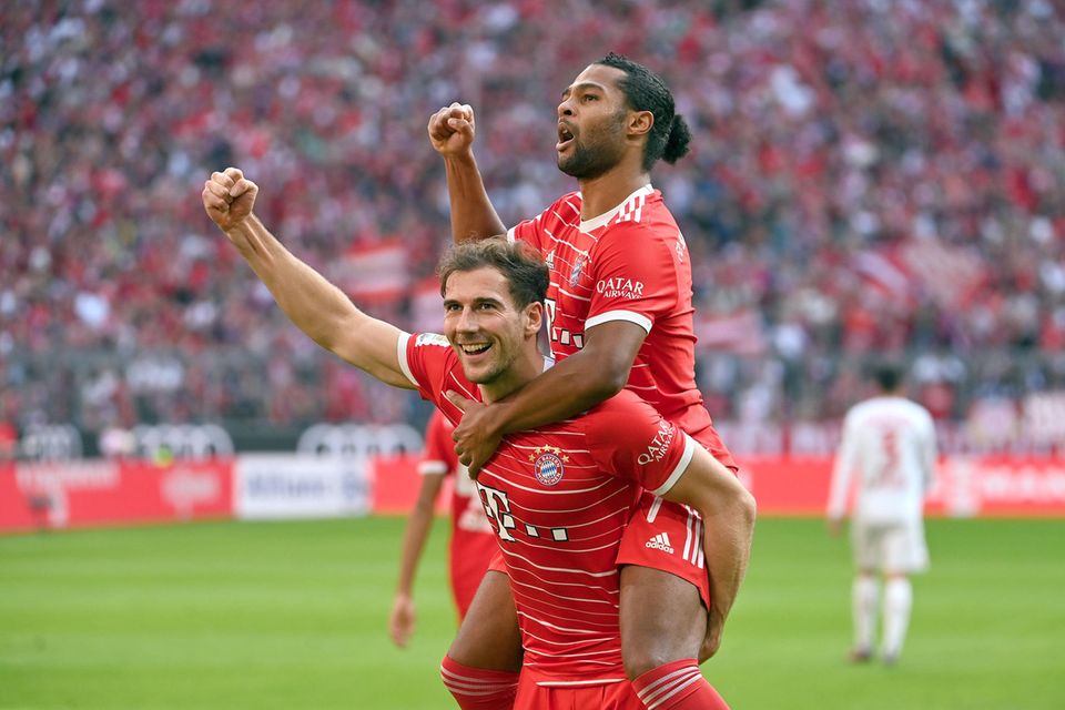 Zwei weitere Spieler vom FC Bayern München finden sich auf Platz fünf. Serge Gnabry (r.) und Leon Goretzka kommen laut der Analyse auf einen Marktwert von aktuell jeweils 65 Mio. Euro. Gnabry spielt seit 2017 in München und hat den Angaben zufolge in bislang 36 Länderspielen 20 Tore erzielt. Goretzka ist seit 2018 bei den Bayern und traf in 44 Länderspielen bisher 14-mal.