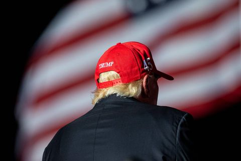 Donald Trump mit einer roten Kappe auf der Trump steht
