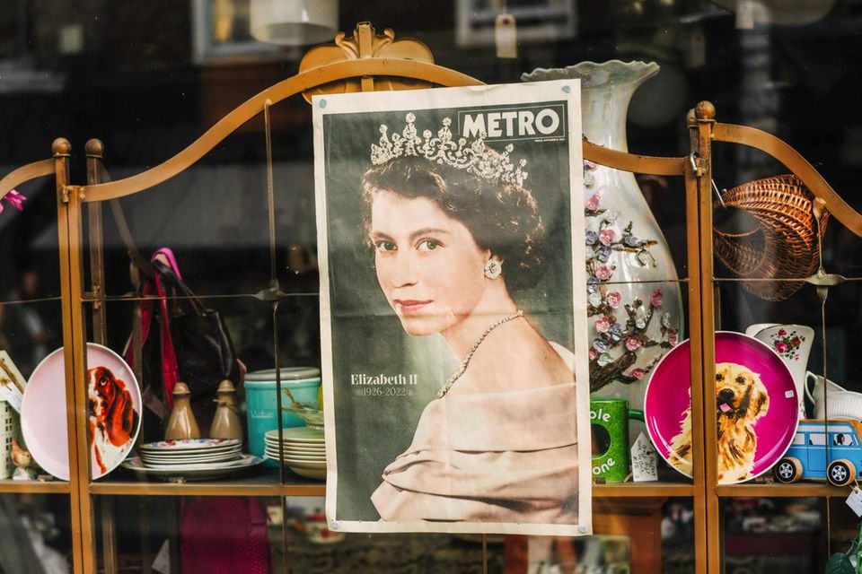 Die junge Queen Elizabeth in einem Schaufenster