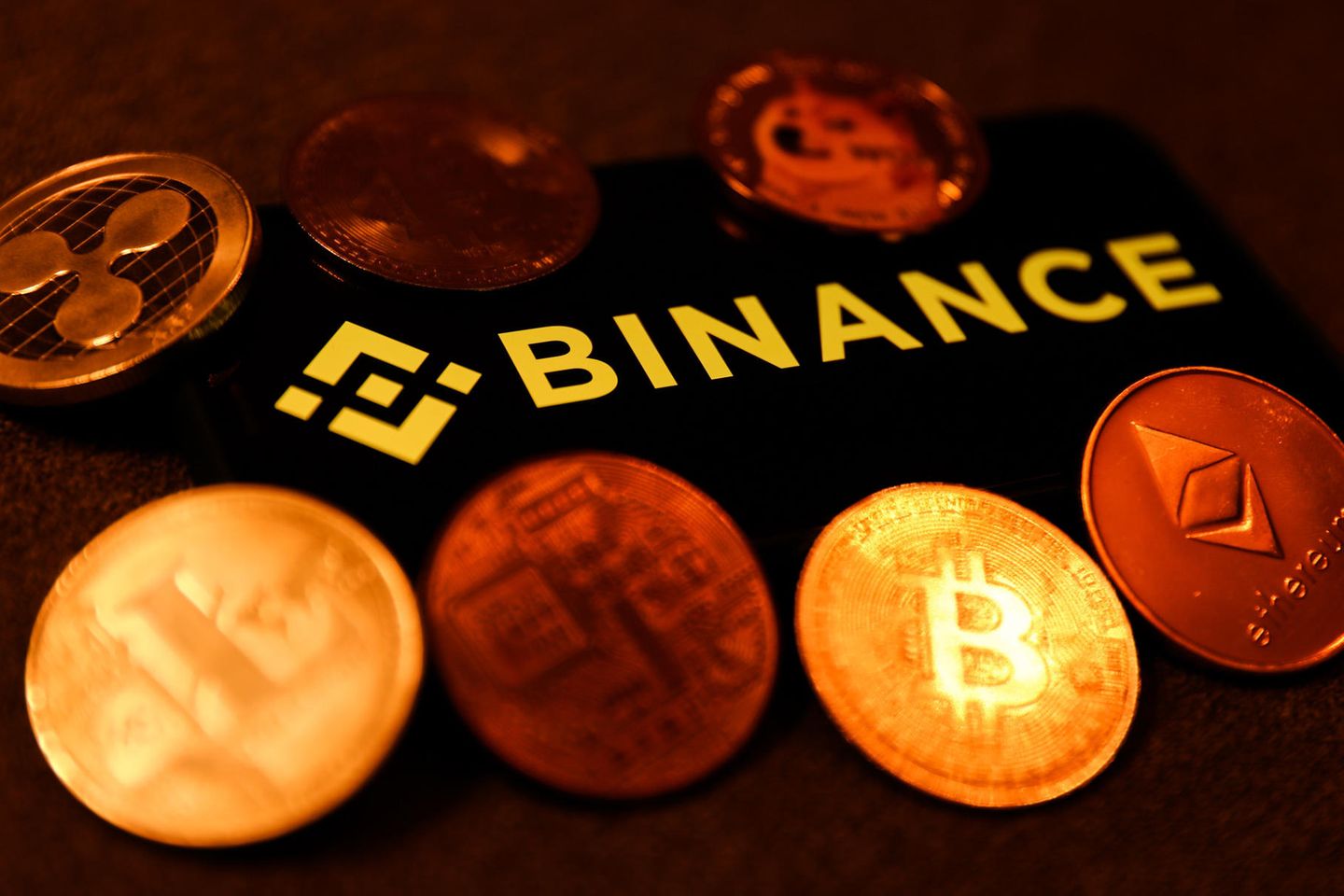 Bitcoins vor dem Binance-Logo