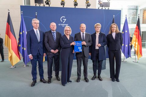 Der fünfköpfige Rat der Wirtschaftsweisen um Martin Werding (l.), Achim Truger (2.v.l.), Monika Schnitzer (3.v.l.), Veronika Grimm (5.v.l.) und Ulrike Malmendier (r.) übergeben das Jahresgutachten an Bundeskanzler Olaf Scholz (4.v.l.)