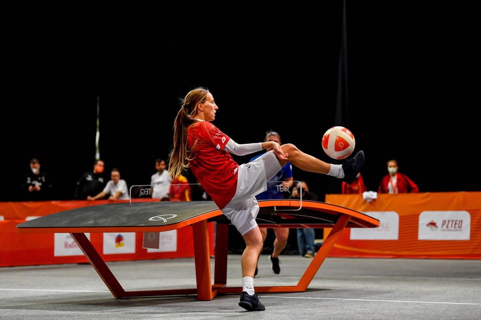 Die polnische Profisportlerin Paulina Lezak während der Teqball-Weltmeisterschaft 2021