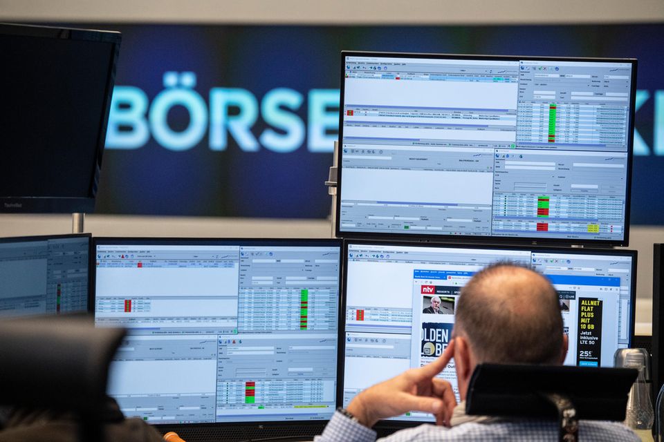 Ein Aktienhändler schaut auf seine Monitore an der Frankfurter Börse