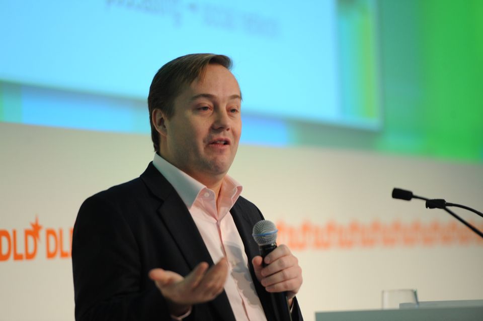Der amerikanische Medienunternehmer und Investor begann seine Karriere in den 1990er-Jahren als Tech-Journalist. In der Dotcom-Ära wechselte er die Seiten und machte sich mit der Blog-Plattform Weblogs selbstständig, die er später für geschätzte 25 Mio. US-Dollar an AOL verkaufte. Mit seinem Vermögen investierte er früh in einige große Tech-Unternehmen, darunter Uber und Robinhood. Heute ist Calacanis vor allem durch seinen Podcast All In bekannt, den er regelmäßig mit zwei befreundeten Silicon-Valley-Investoren aufnimmt.   Calacanis ist ein langjähriger Freund von Musk. In der Anbahnung des Twitter-Deals beriet er ihn vor allem in Produkt- und Strategiefragen. So haben die beiden schon im April über Massenentlassungen, die Einführung einer Präsenzpflicht im Büro und die Entwicklung des Bezahlangebots Twitter Blue diskutiert. Das geht aus ihrem privaten Nachrichtenverlauf hervor, der durch Gerichtsdokumente an die Öffentlichkeit gelangte. Alle drei Maßnahmen hat Musk in der ersten Woche als CEO auf den Weg gebracht. In den Chats hatte sich Calacanis auch offensiv als Twitter-Chef unter Musk ins Spiel gebracht. „Schick mich aufs Spielfeld, Coach! (lachender Smiley) Twitter CEO ist mein Traumjob”, schrieb er dem Tesla-Chef. 