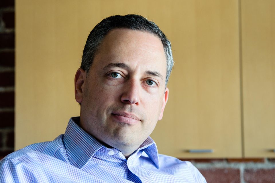 David Sacks ist ein amerikanischer Seriengründer und Investor. 1999 heuerte er als einer der ersten Mitarbeiter bei der Bezahl-App Paypal an, die später mit Elon Musks Firma X verschmolz. Die beiden blieben auch nach der Paypal-Zeit in Kontakt: Sacks war später einer der ersten Investoren bei Musks Weltraumfirma SpaceX. Mit seinem Vermögen aus dem Paypal-Exit investierte er als Business Angel zudem in Facebook, Airbnb und Palantir. Sacks hat auch zwei eigene Internet-Unternehmen gegründet und verkauft.    In Musks Beraterkreis gilt er laut der Financial Times besonders als Mann für Produktfragen. Nebenberuflich moderiert Sacks zusammen mit Calacanis den Tech-Podcast All In, in dem es in jüngster Zeit häufig um die Vorgänge bei Twitter ging.  