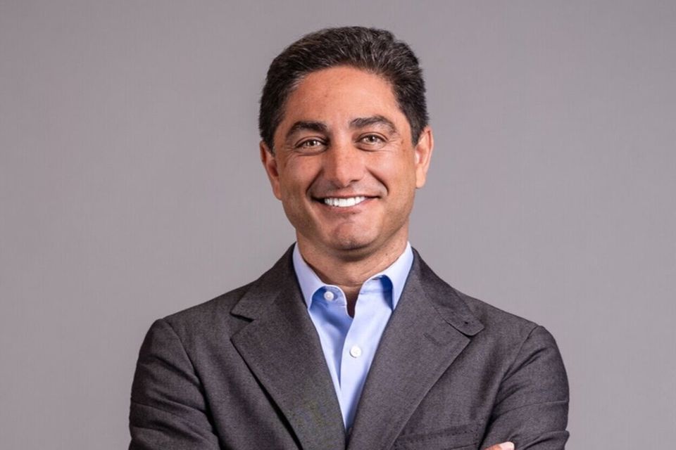 Zu den wenigen echten Freunden Musks zählt Antonio Gracias. So urteilte mal ein Gericht in Delaware. Und tatsächlich hätte Musk wohl nicht vielen den zweiten Tesla aller Zeiten überlassen. Inzwischen ist Gracias in so gut wie allen Musk-Projekten investiert und sitzt auch im Aufsichtsrat seines Raumfahrtunternehmens SpaceX.  Bevor Gracias zum VC und Freund von Musk aufstieg, studierte er Rechtswissenschaften an der Georgetown University. Über einen Kommilitonen lernte er hier auch Elon Musk kennen. Nach dem Studium gründete er das Private Equity Unternehmen M&G Capital und kaufte hier schlingernde Unternehmen auf, die er auf Profitabilität trimmte. Ähnlich funktionierte das Geschäftsmodell später bei Valor Equity Partners. 2005 investierte Valor in Tesla und verkaufte seine Anteile beim Börsengang 2010. Bis zuletzt beriet Valor aber immer wieder Musk-Firmen über finanzielle Fragen – wie zuletzt bei der Übernahme von Twitter.
