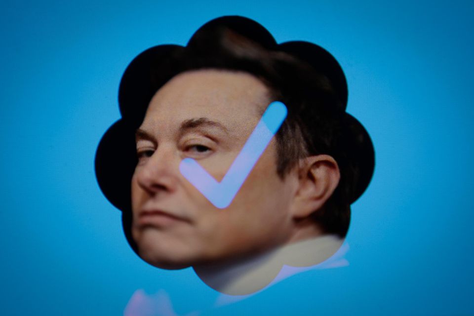 Tesla-Chef Elon Musk hat Ende Oktober das Soziale Netzwerk Twitter übernommen. Eine seiner ersten Ideen: Ein verifiziertes Konto („blauer Haken“) für acht Dollar monatlich. Mittlerweile ist das Projekt ausgesetzt worden