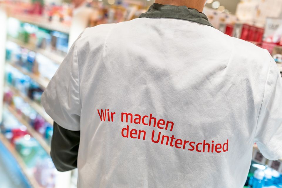 In der „Mission Zukunftsfähigkeit“ definiert die Drogeriemarktkette dm für sich soziale, ökologische und wirtschaftliche Handlungsfelder, in denen sie wirksam sein kann.