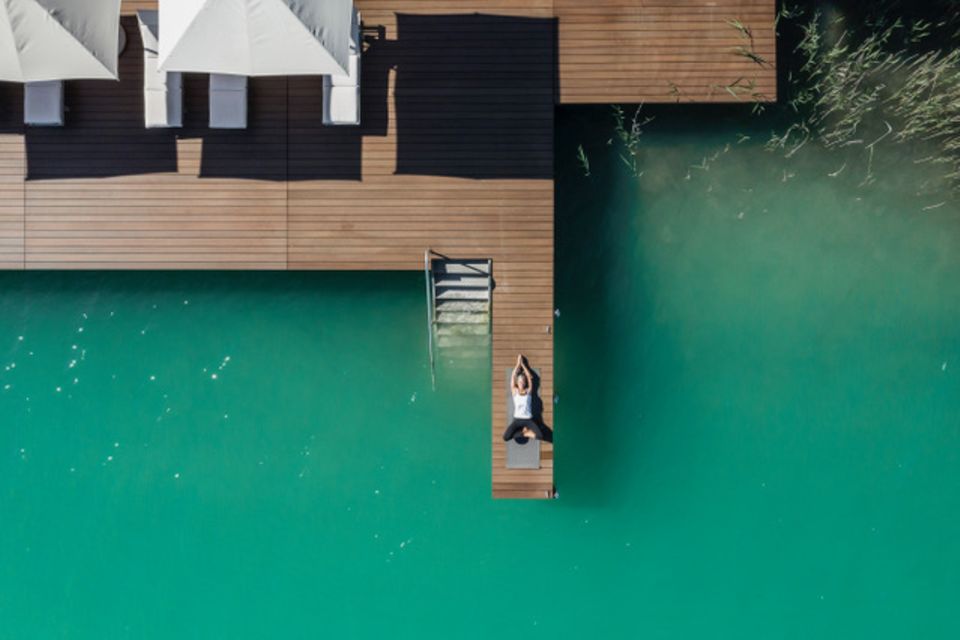 Einfach mal die Seele baumeln lassen: zum Beispiel am Wörtersee, der auf diesem Bild ein wenig nach Seychellen aussieht