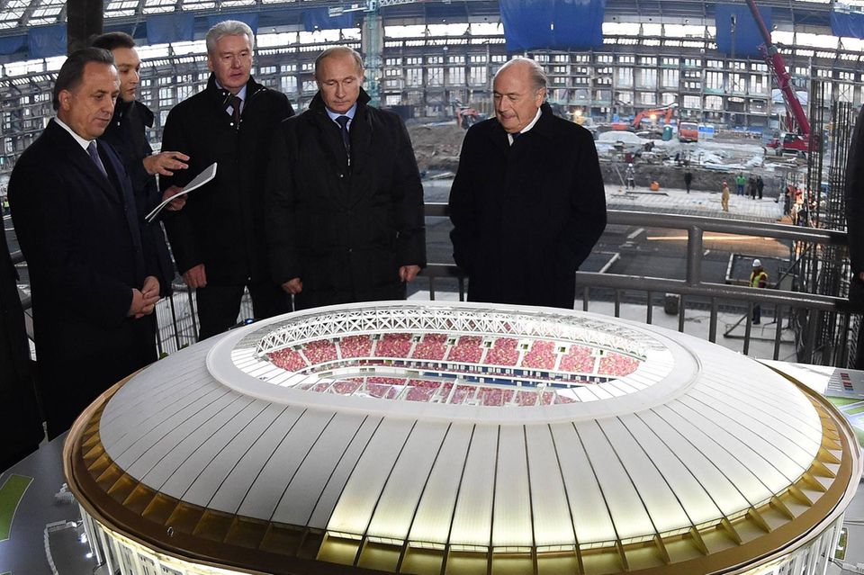 Fußball-WMs sind in Autokratien ganz besonders eine Frage des Prestiges und damit häufig extra kostspielig. Die Spiele in Russland 2018 schlugen laut dem Ranking mit 11,6 Mrd. Dollar zu Buche (heute: 13,7 Mrd. Dollar). Das war allerdings weniger als bei der WM zuvor.
