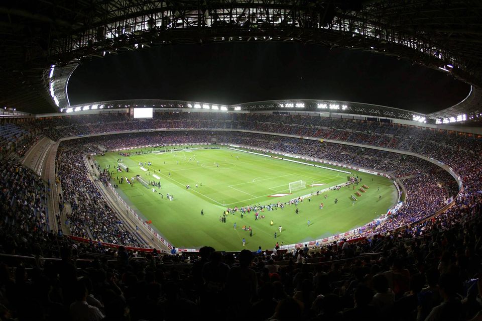 Für die damaligen Verhältnisse extrem teuer fiel die Fußball-WM 2002 in Japan und der Republik Korea aus. Sie verschlang den Angaben zufolge umgerechnet 7,0 Mrd. Dollar (heute: 11,5 Mrd. Dollar). Dieser Wert wurde erst 2018 getoppt.