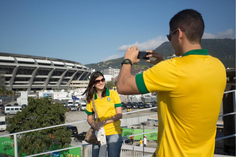 Zwölf Stadien mussten für die Fußball-WM 2014 in Brasilien gebaut oder grundlegend saniert werden. Auch das trieb die Kosten in die Höhe. Am Ende stand den Angaben zufolge die Summe von 15,0 Mrd. Dollar (heute: 18,8 Mrd. Dollar). Dieser Negativrekord wurde nun aber massiv in den Schatten gestellt.