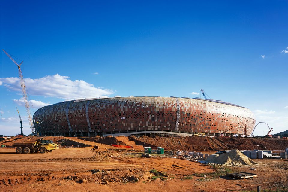 Nicht jede Fußball-WM war automatisch teurer als die vorherige. Auf Platz sechs des Rankings kam das Turnier in Südafrika 2010. Hier veranschlagten die Experten 3,6 Mrd. Dollar (heute: 4,9 Mrd. Dollar). Südafrika blieb damit unter den Kosten der vorherigen WM in Deutschland.