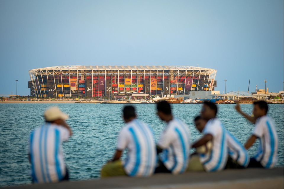 „Die diesjährige Fußball-Weltmeisterschaft in Katar ist die mit Abstand teuerste“, berichtete Statista und wies Gesamtkosten von 220 Mrd. Dollar aus. Auf die neuen Stadien entfielen allerdings „nur“ 6,5 bis zehn Mrd. Dollar. „Der Großteil der Ausgaben sind Infrastrukturkosten, die Teil des umfassenderen Katar-2030-Plans sind. Hierzu zählen der Bau eines Innovationszentrums mit Hotels, ein ausgeklügeltes U-Bahn-Netz, Stadien und Flughäfen“, hieß es. Human Rights Watch hat dem Emirat beim Bau der WM-Infrastruktur schwere Menschenrechtsverletzungen gegenüber Arbeitsmigranten – einschließlich ungeklärter Todesfälle – vorgeworfen.