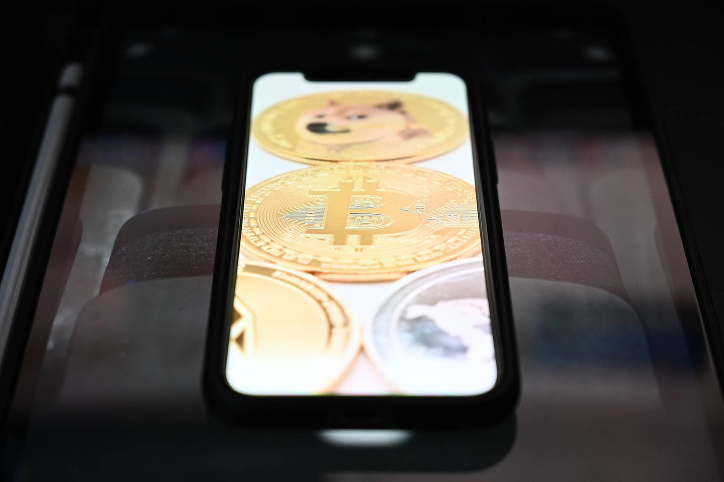 Kryptowährungen sind digitale Zahlungsmittel. Zuletzt gerieten zahlreiche Börsen, über die die verschiedenen Währungen gehandelt werden unter Druck – wie jetzt auch der Broker Genesis