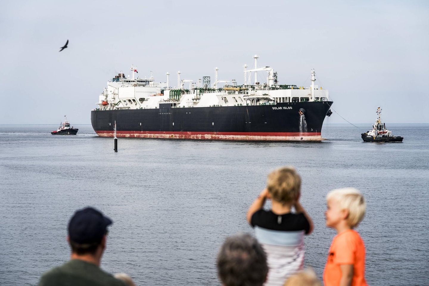 Ein Tanker mit LNG kommt in Eemshaven bei Groningen an 